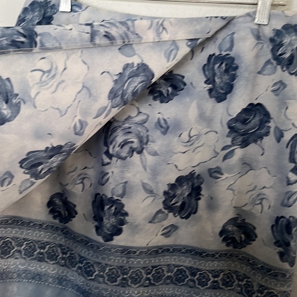 HILLARD & HANSON LIGHT BLUE FLORAL SKIRT SIZE 16 GREAT CONDITION. - Picture 3 of 6